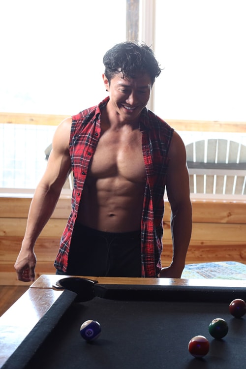 Videoda ayol va ikki erkak jinsiy aloqada.